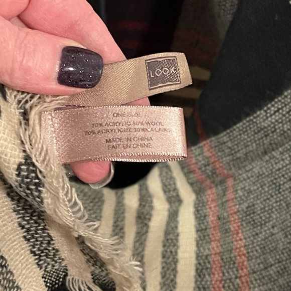 Women’s scarf/shawl. One size. Gently worn. - Picture 2 of 5